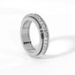 Thermogenic moissanite spinner ring